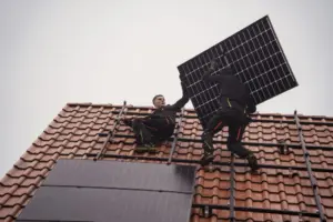 Solarteure auf dem Dach die Anlagen installieren