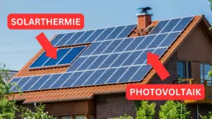 Hausdach mit Solarthermieanlage und Photovoltaikanlage