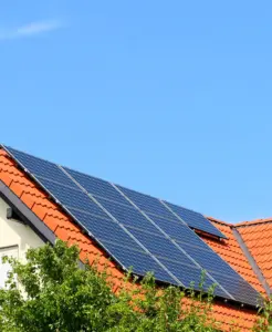 Photovoltaikanlage auf einem Schrägdach eines Wohnhauses.