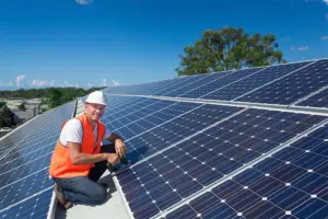 Arbeiter Montiert Photovoltaikanlage auf einem Schrägdach.