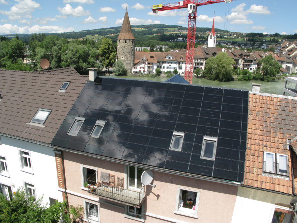 Eine Indach Photovoltaik Anlage auf einem Reihenhaus.