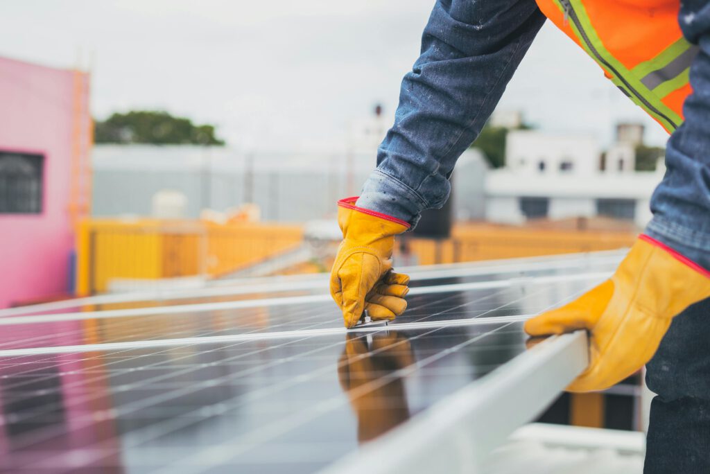 Ein PV-Modul wird auf dem Dach montiert.